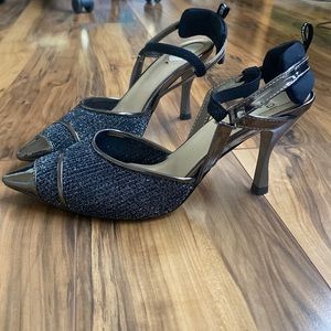 Beautiful Fendi heels comes with box. I’m able to negotiate